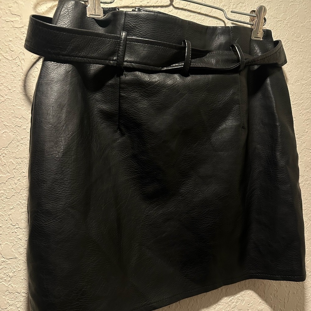 Fashion Nova Black Faux Leather Zip Up Mini Skirt Size Medium - Picture 7 of 10